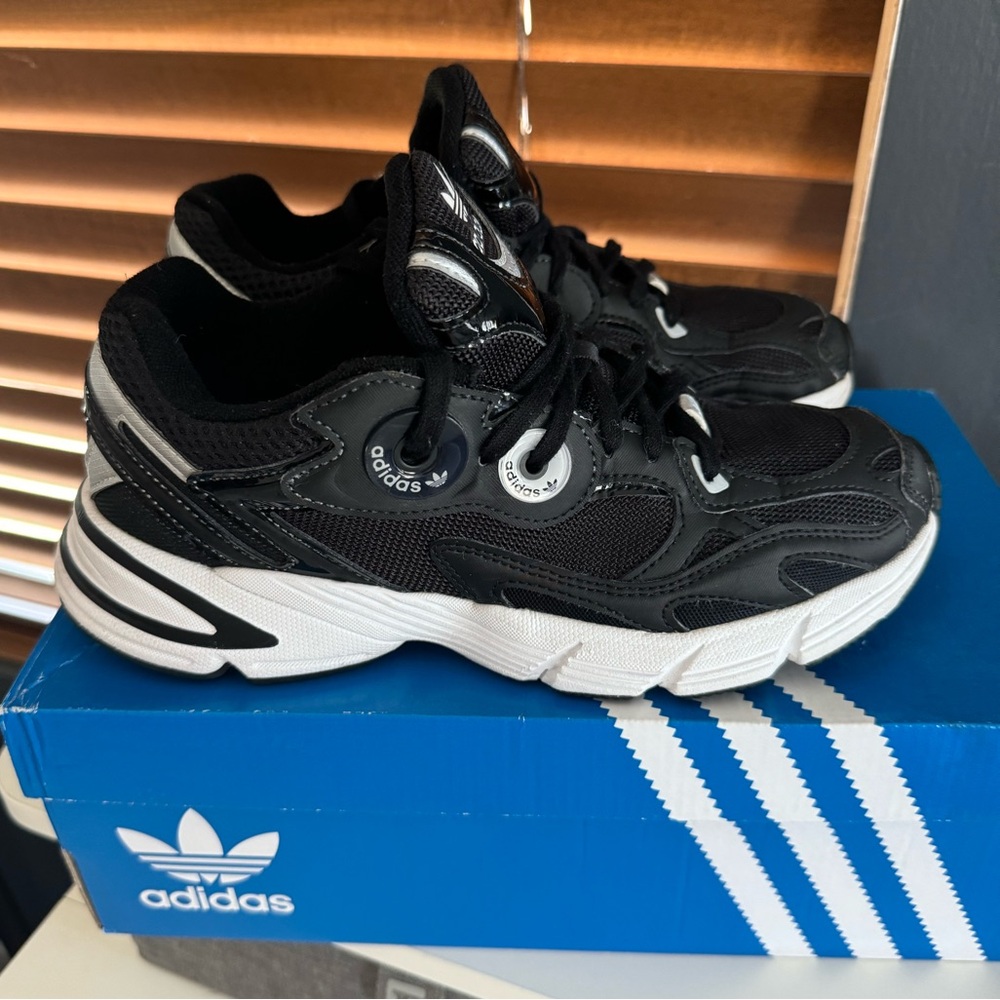 ASTIR ADIDAS SNEAKERS